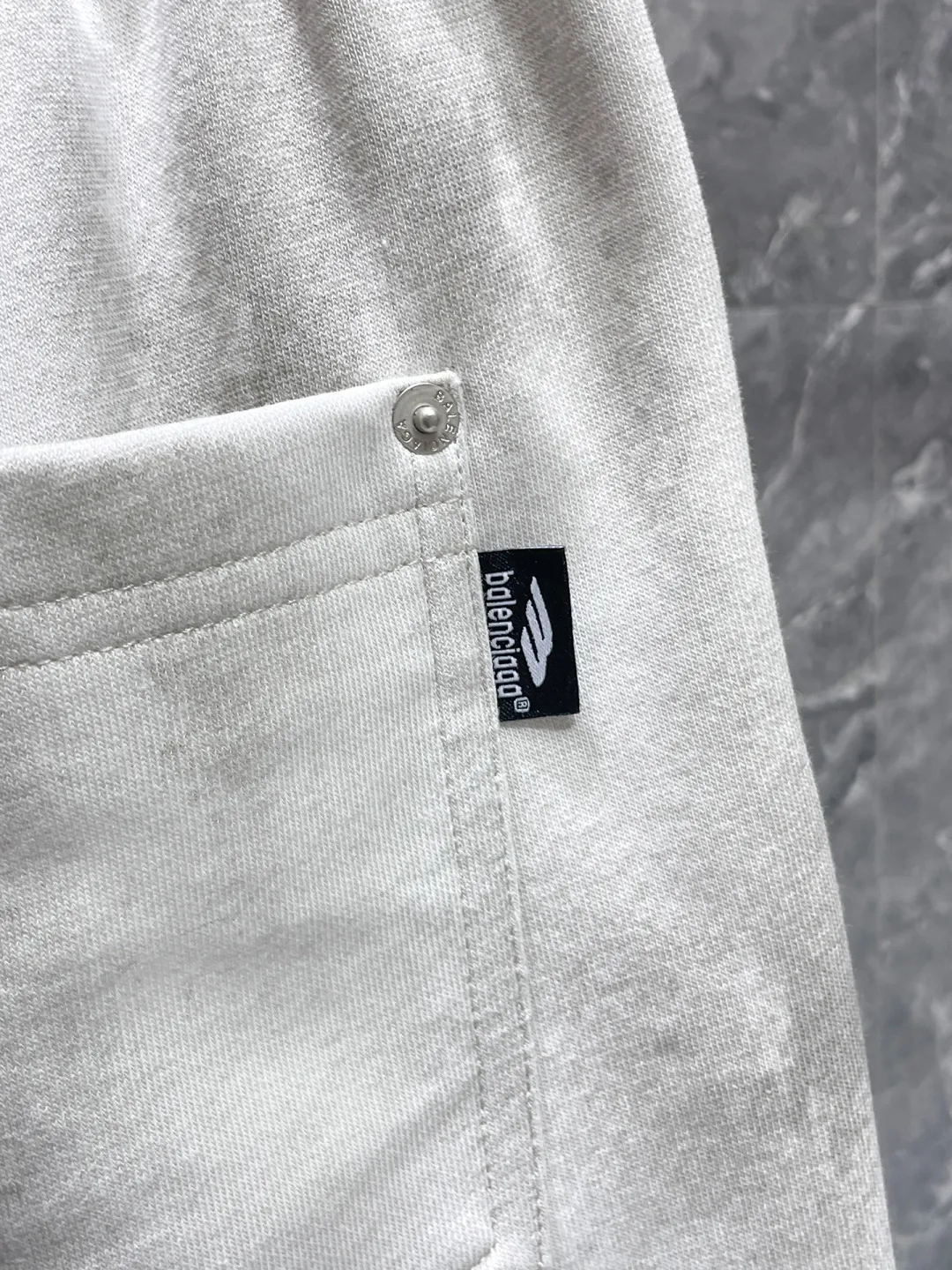Balenciaga's three-standard complete 2026 summer New Arrival men's casual shorts, advanced custom-made Breathable fabric, Breathable fabric, extremely stretchy and comfortable, impeccable details, top-grade accessories, original logo design concept, delicate and soft feel! The upper body fit is awesome! Size: M-XXXL Please state your height and weight when ordering